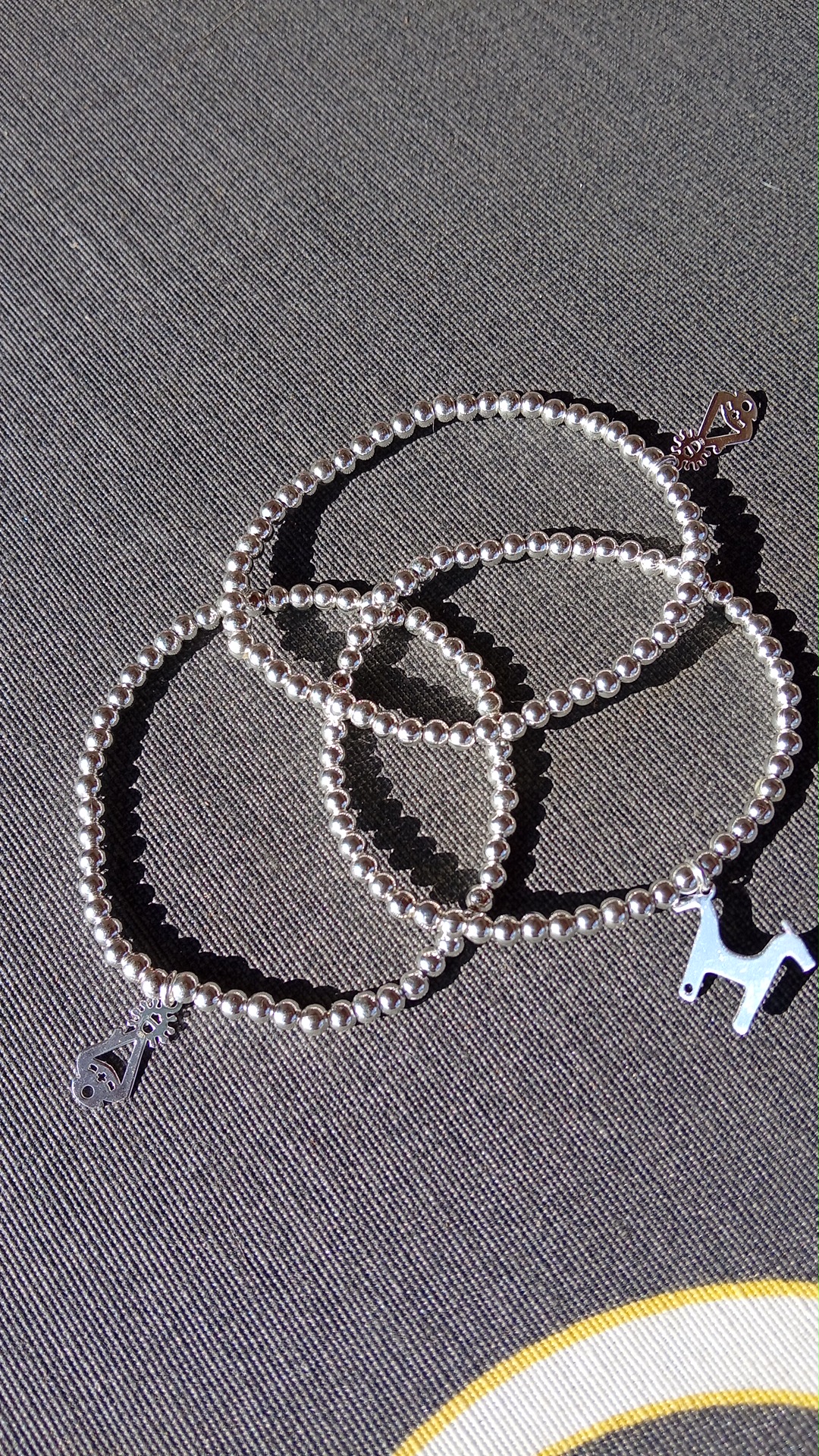 Fotografía de Pulsera plata con diferentes colgantes