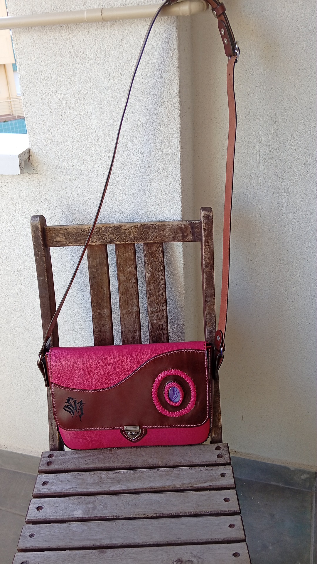 Imagen 2 de 2: Bolso con cabujón de piedra