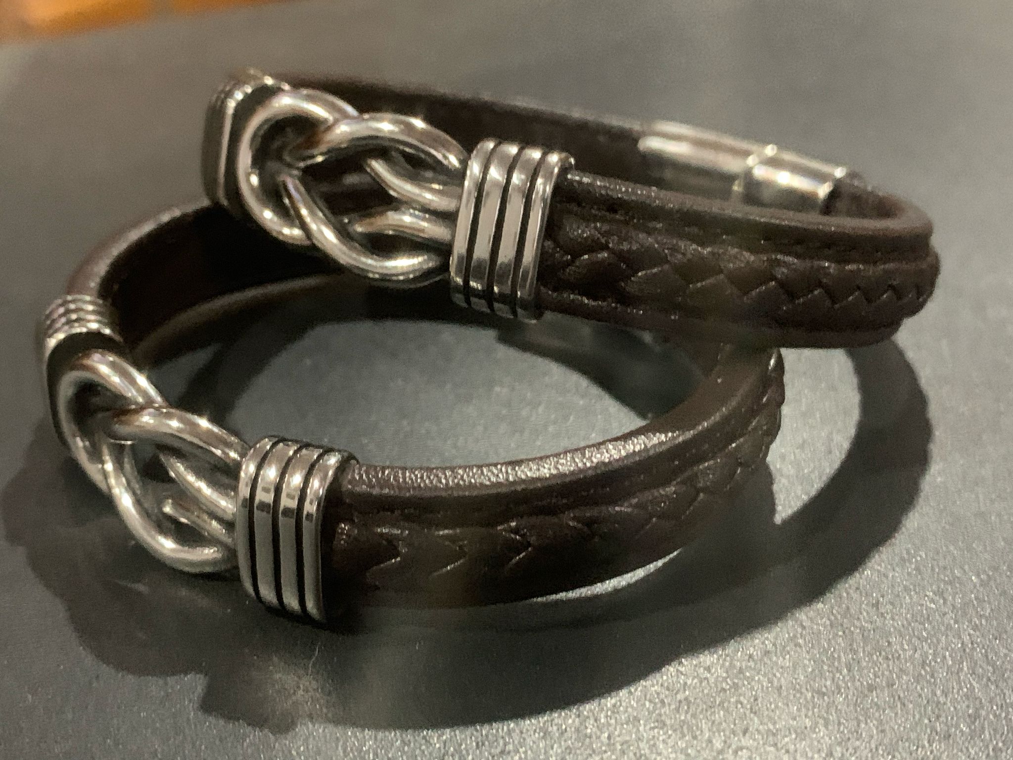 Fotografía de Pulsera de acero y cuero